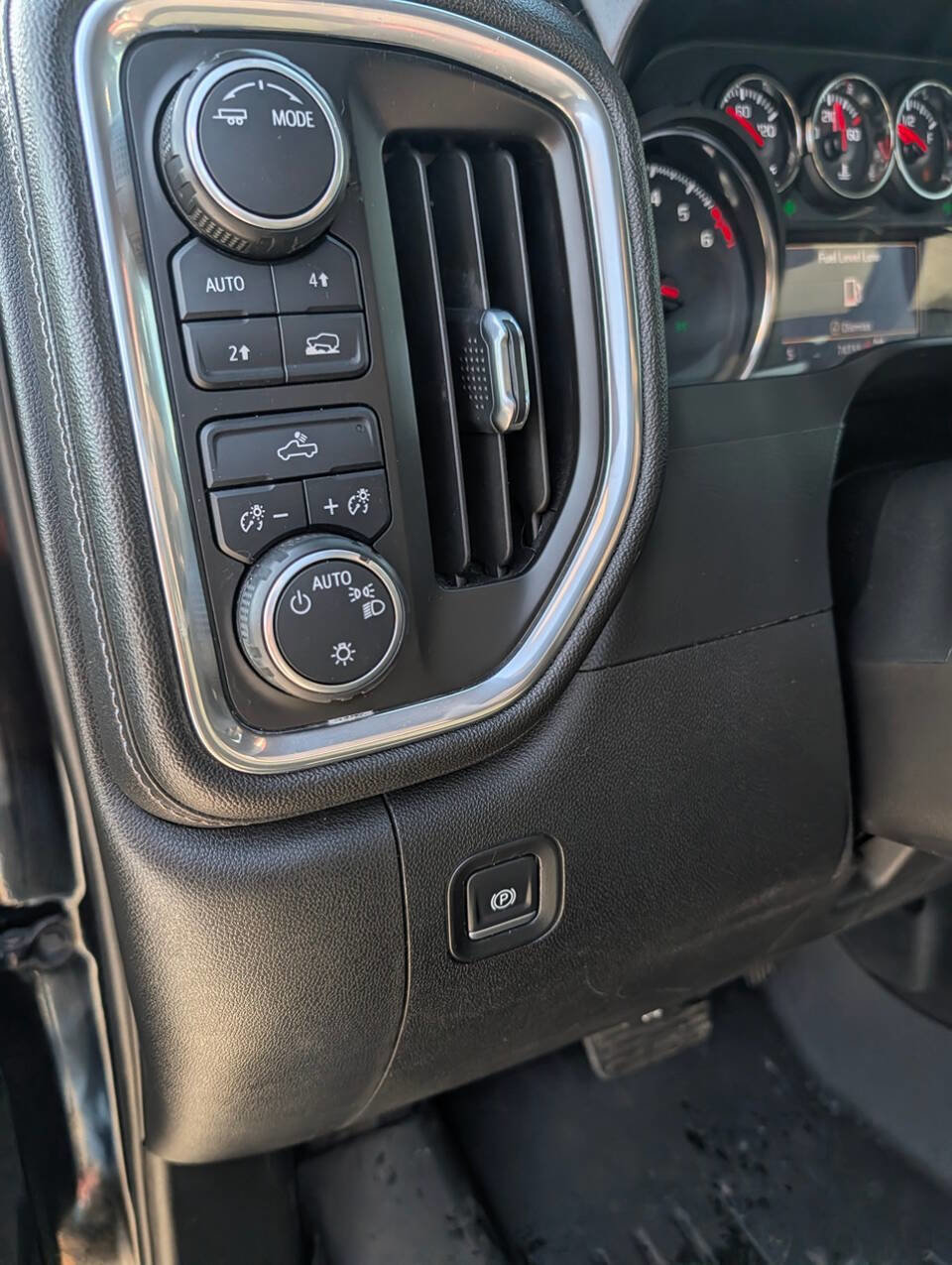 Used 2020 Chevrolet Silverado 1500 LT AWD/4WD image 15