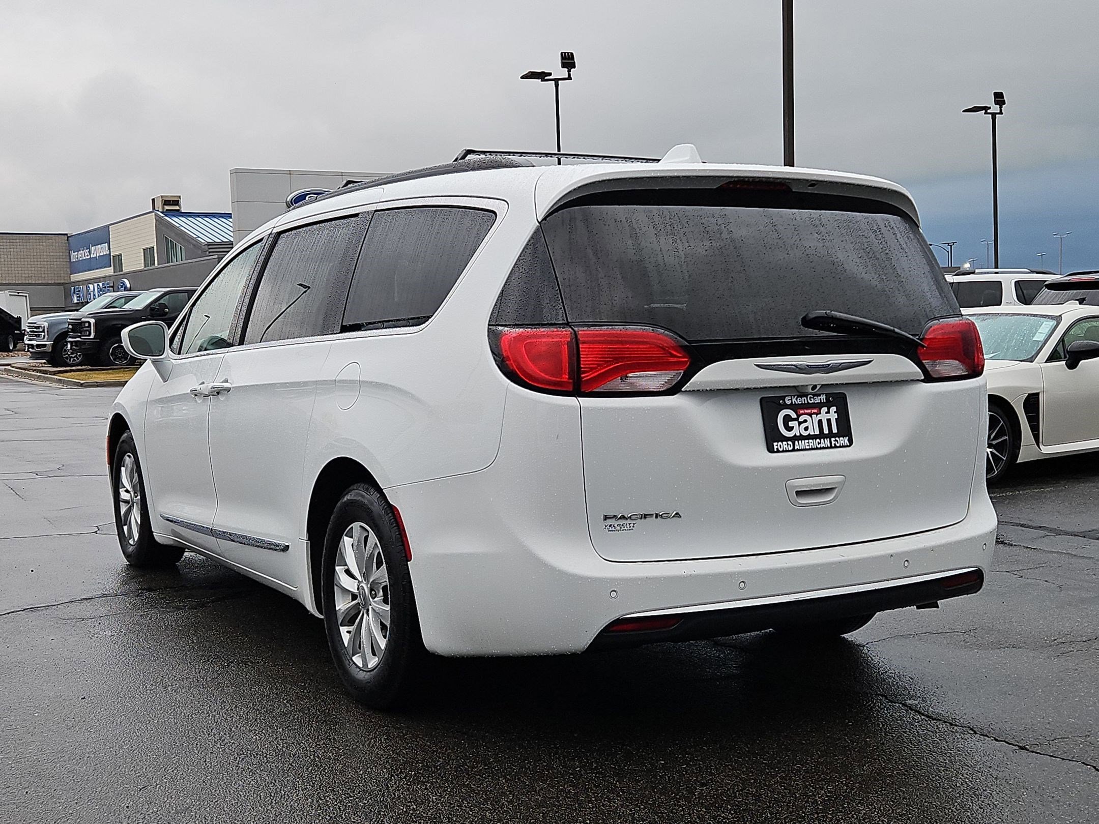 Used 2017 Chrysler Pacifica Touring-L image 8