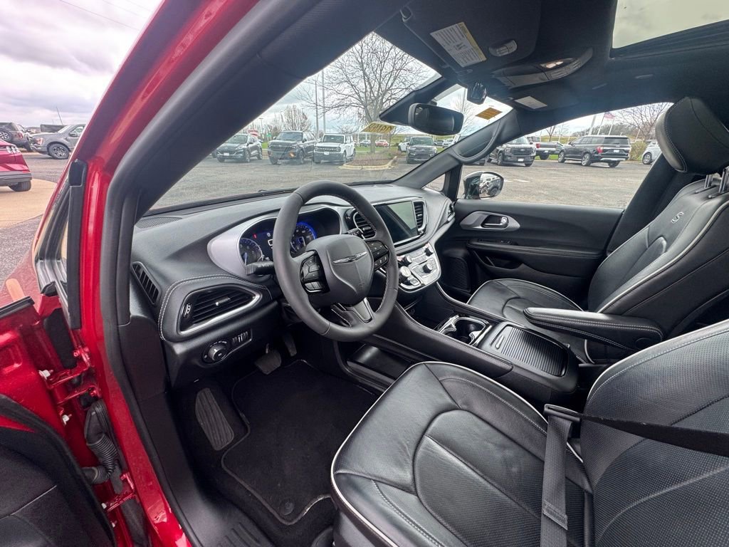 Used 2025 Chrysler Pacifica Limited FWD image 12