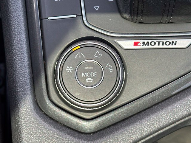 Used 2018 Volkswagen Tiguan SEL AWD/4WD image 24