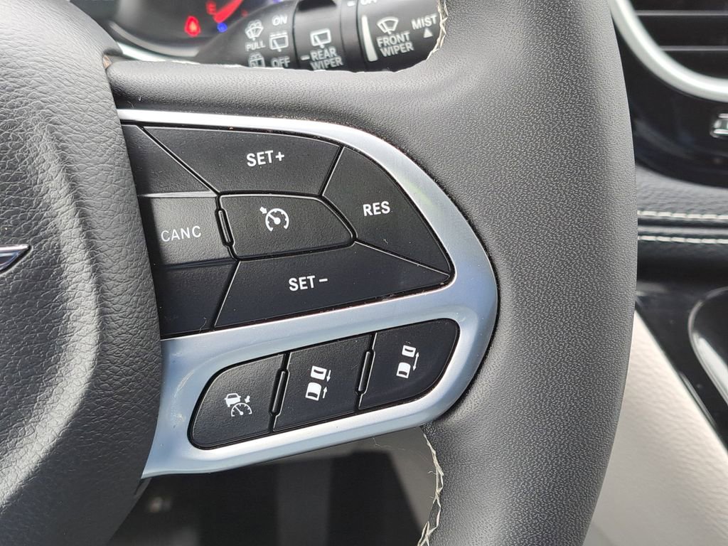 Used 2024 Chrysler Pacifica Select image 25