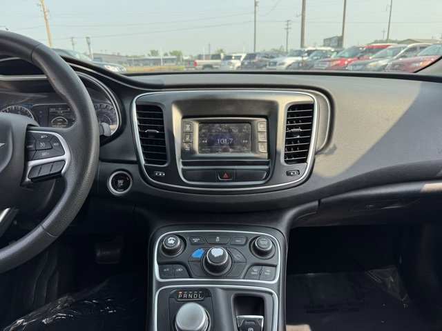 Used 2015 Chrysler 200 Limited image 2