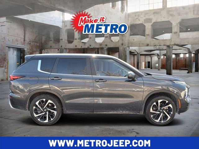 Used 2024 Mitsubishi Outlander SE image 1