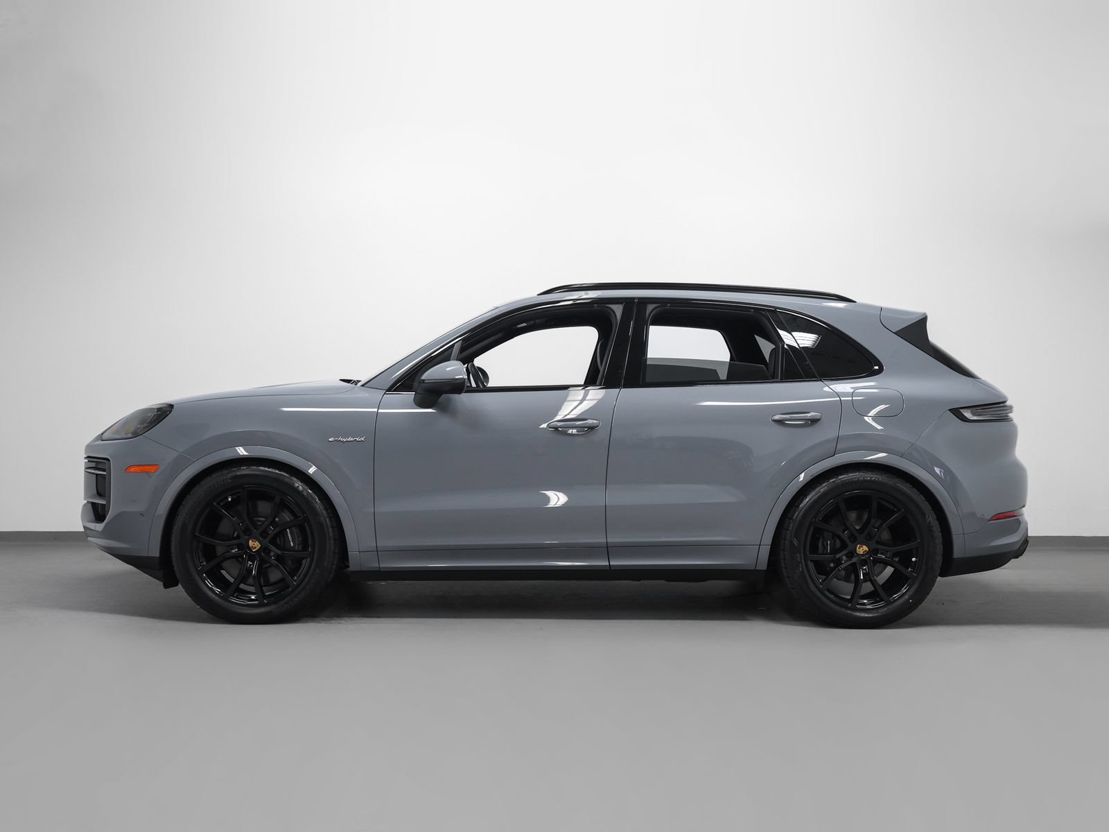Certified 2024 Porsche Cayenne AWD/4WD image 2