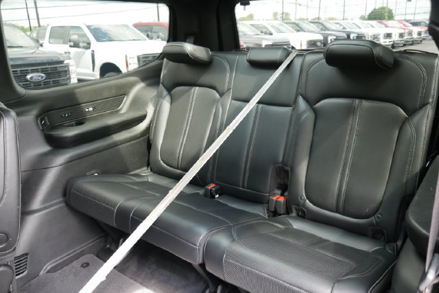 Used 2022 Jeep Wagoneer Series III w/ Premium Group I AWD/4WD image 28