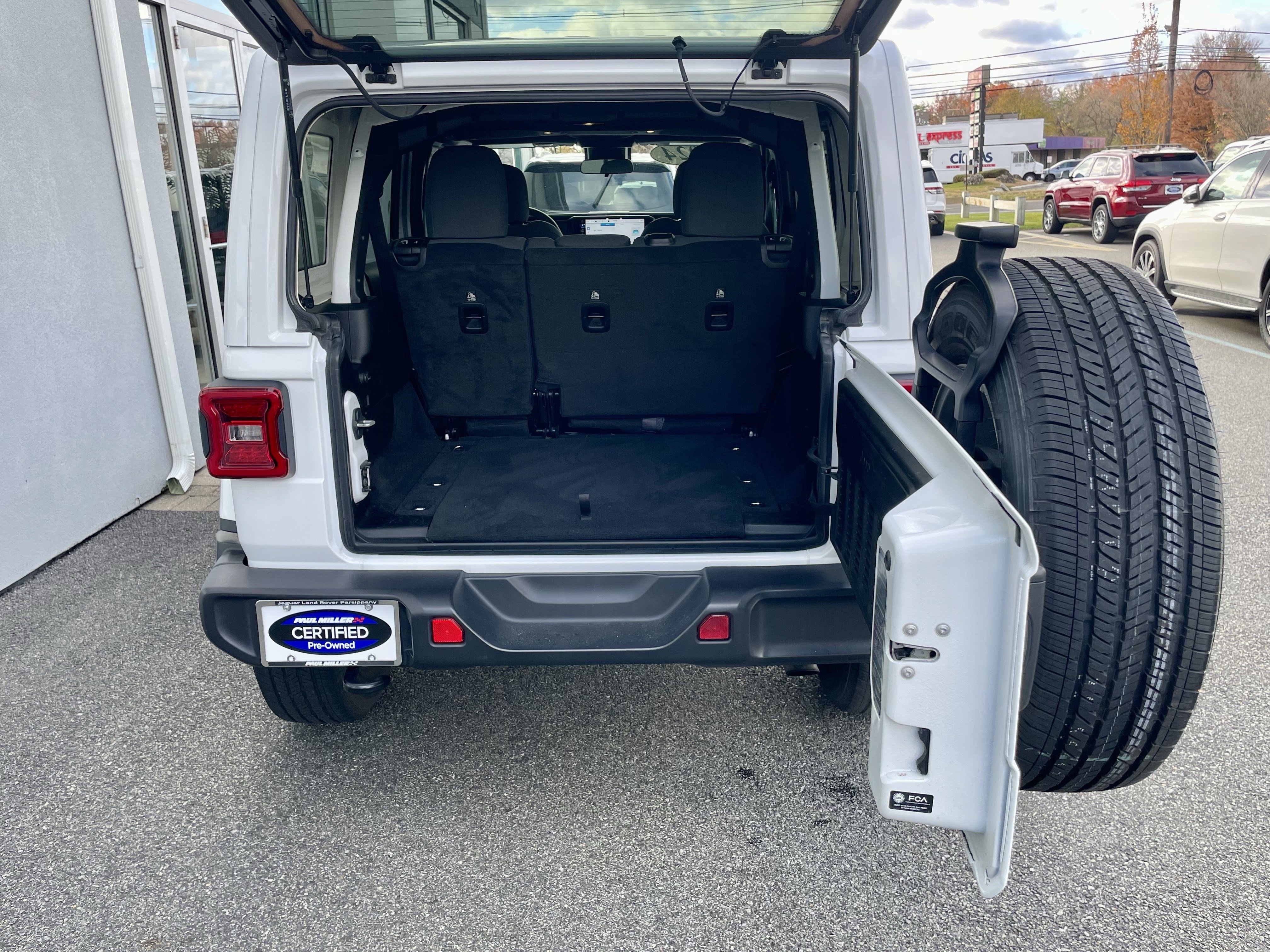 Used 2024 Jeep Wrangler Sahara image 34