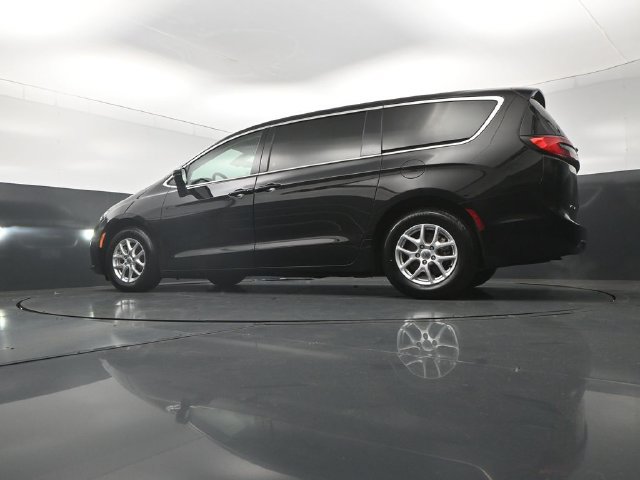 Used 2024 Chrysler Pacifica Touring-L FWD image 30