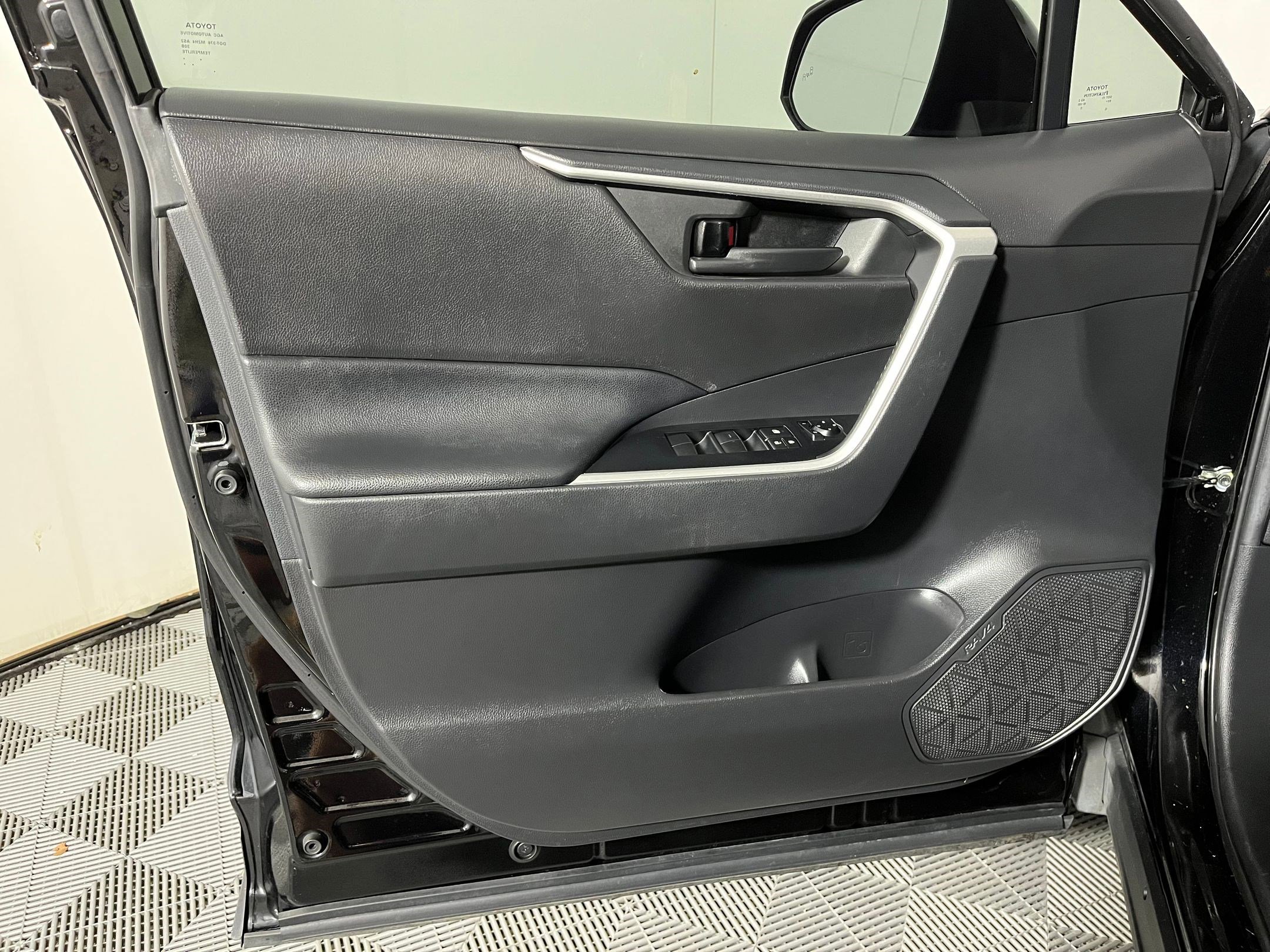 Used 2021 Toyota RAV4 LE image 10