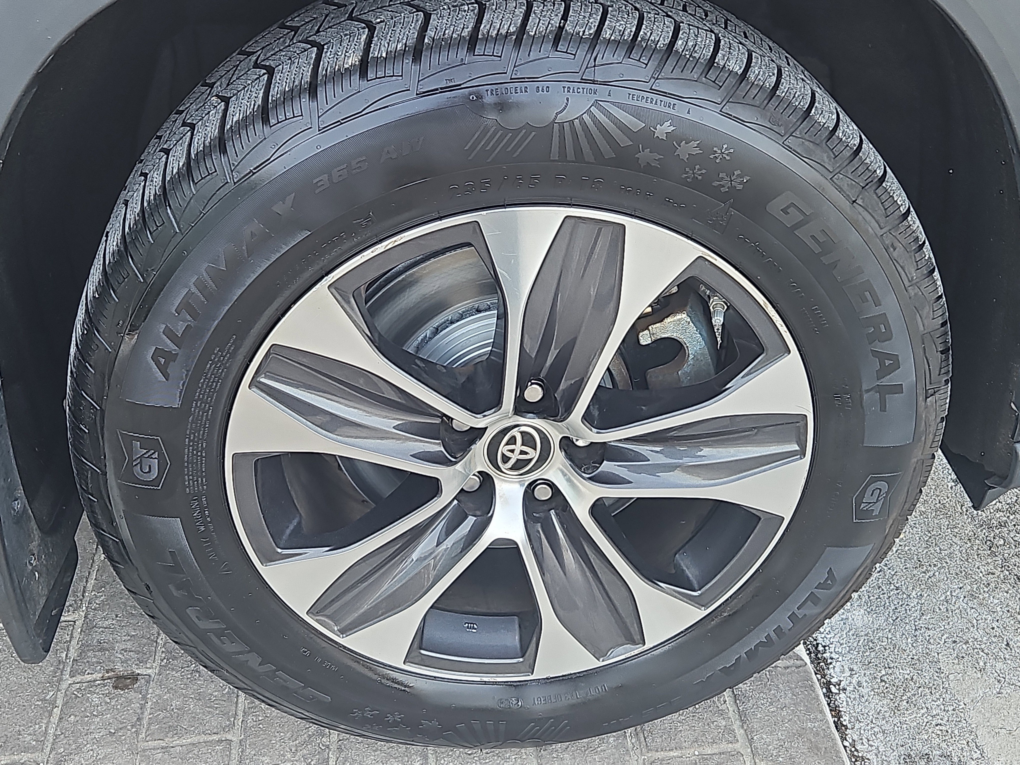 Used 2020 Toyota Highlander XLE image 28