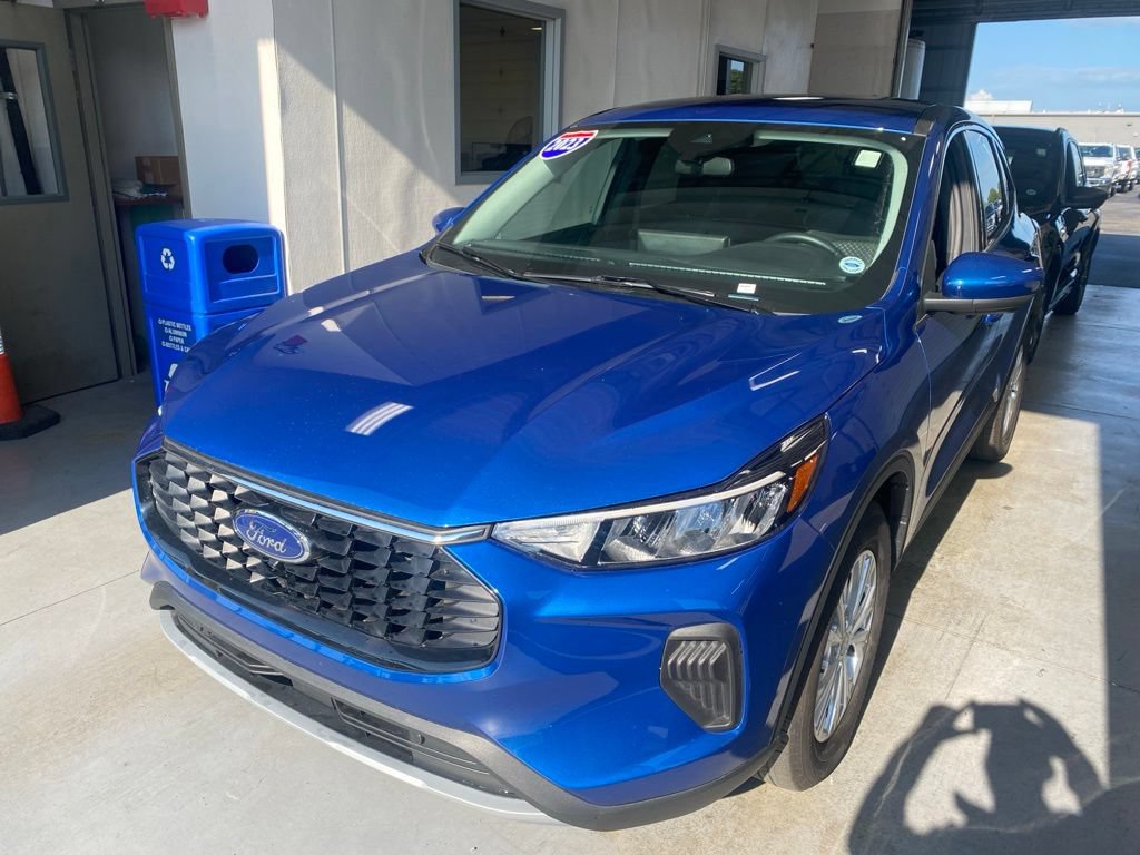 Used 2023 Ford Escape Active w/ Tech Pack #2 AWD/4WD image 2