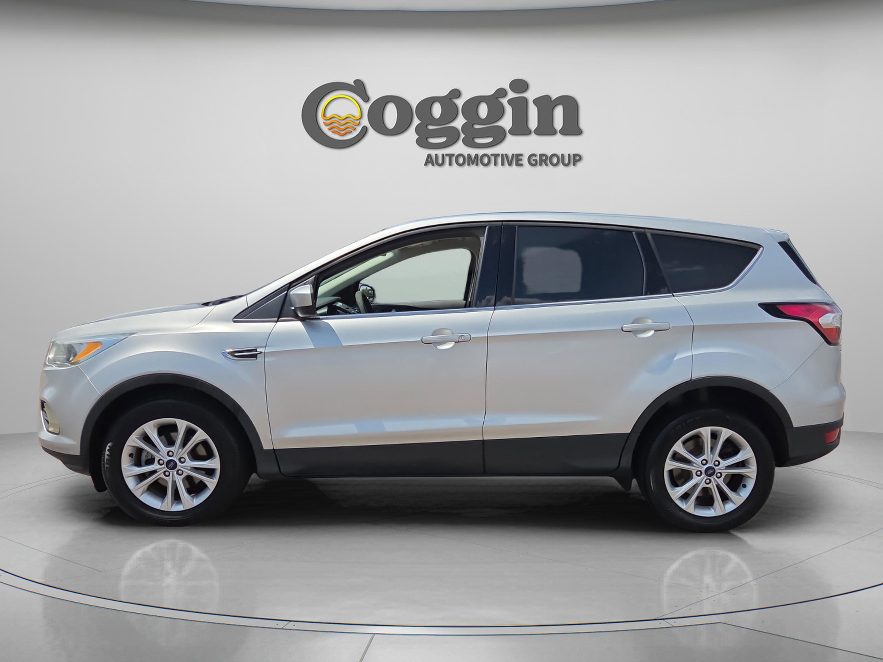Used 2017 Ford Escape SE FWD image 2