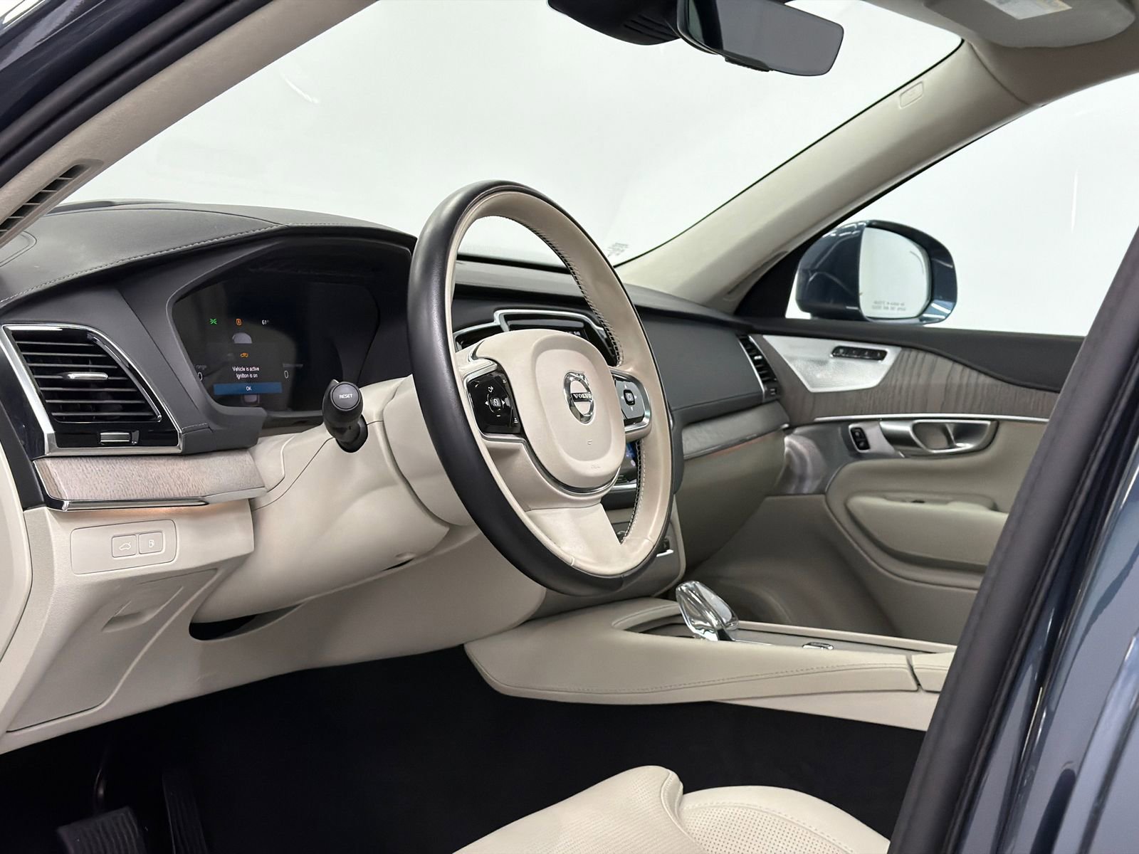 Used 2024 Volvo XC90 T8 Ultimate w/ Lounge Package image 15