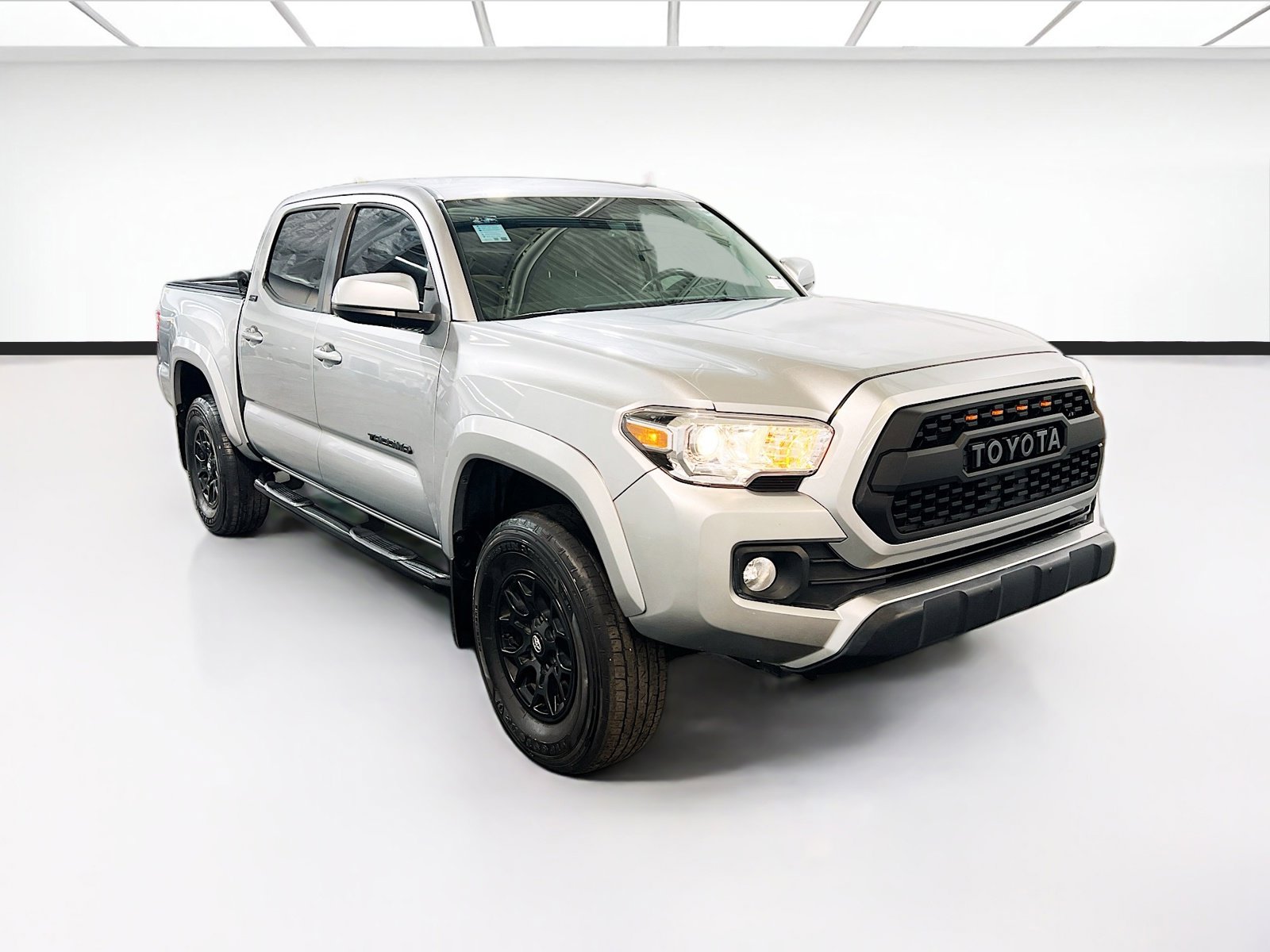 Used 2022 Toyota Tacoma SR5 RWD image 3
