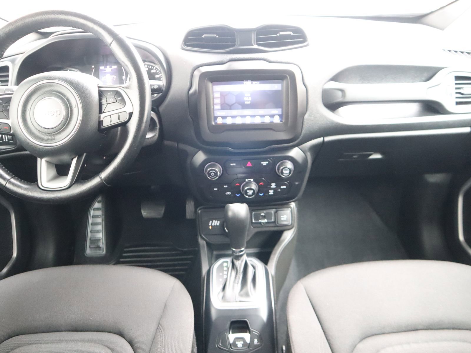 Used 2020 Jeep Renegade Latitude w/ Cold Weather Group image 27