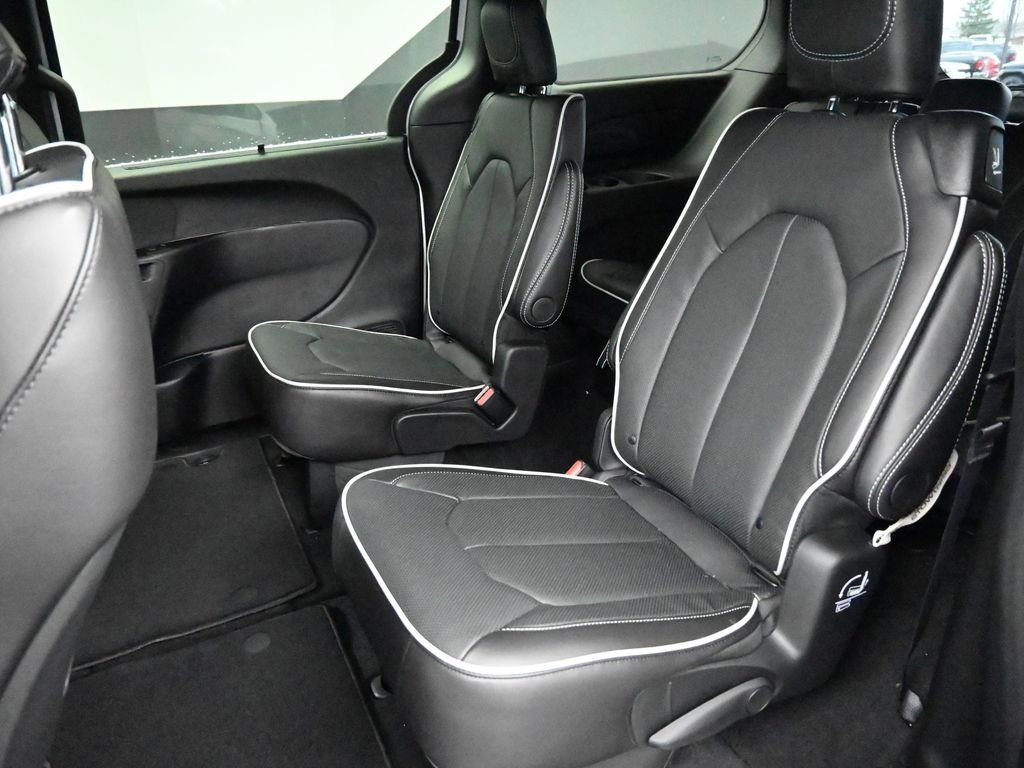 New 2026 Chrysler Pacifica Limited w/ S Appearance Package FWD image 13