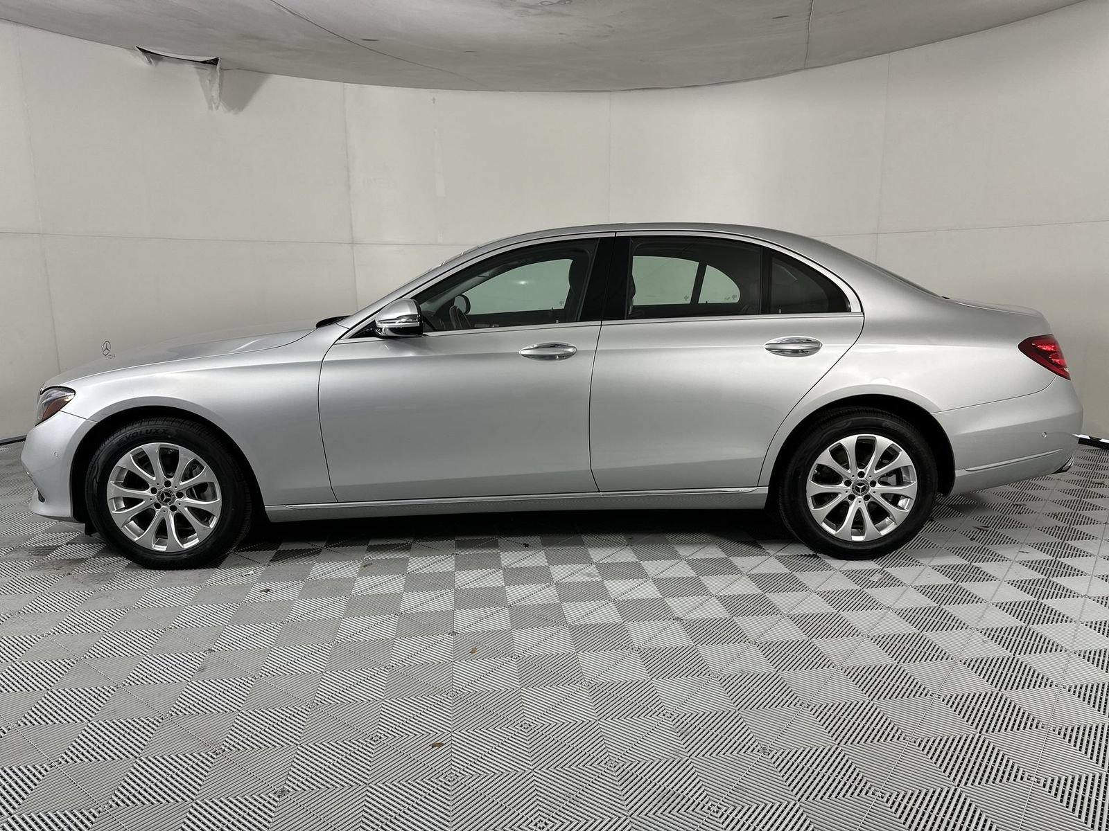 Used 2018 Mercedes-Benz E 300 4MATIC w/ Premium 2 Package (Q02) image 5