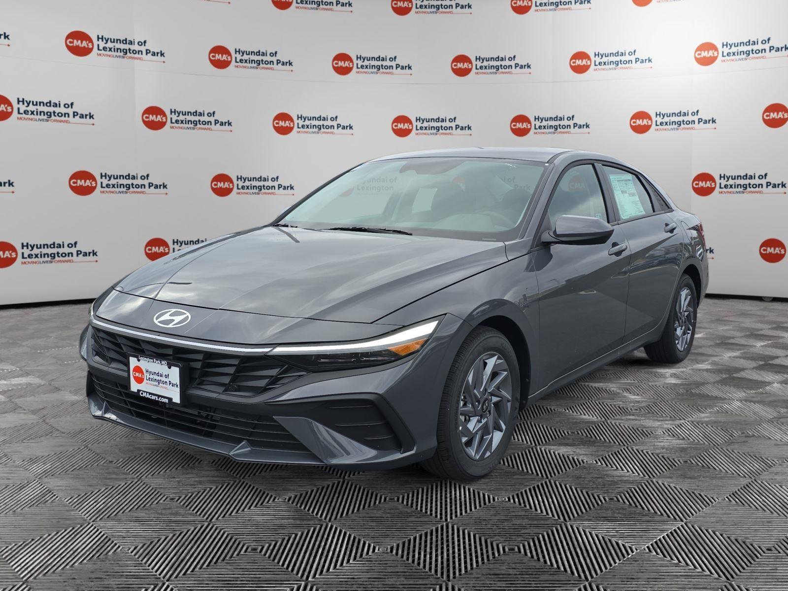Used 2025 Hyundai Elantra Hybrid FWD image 3