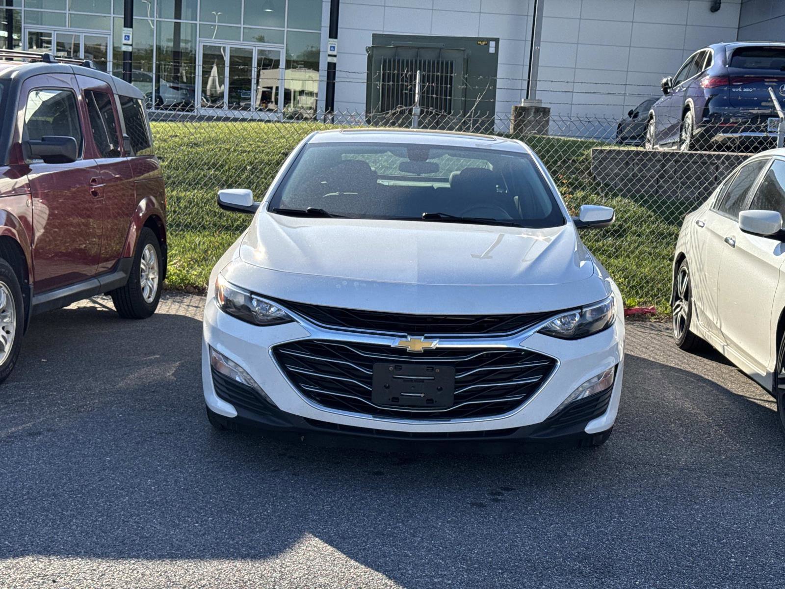 Used 2019 Chevrolet Malibu LT FWD image 2