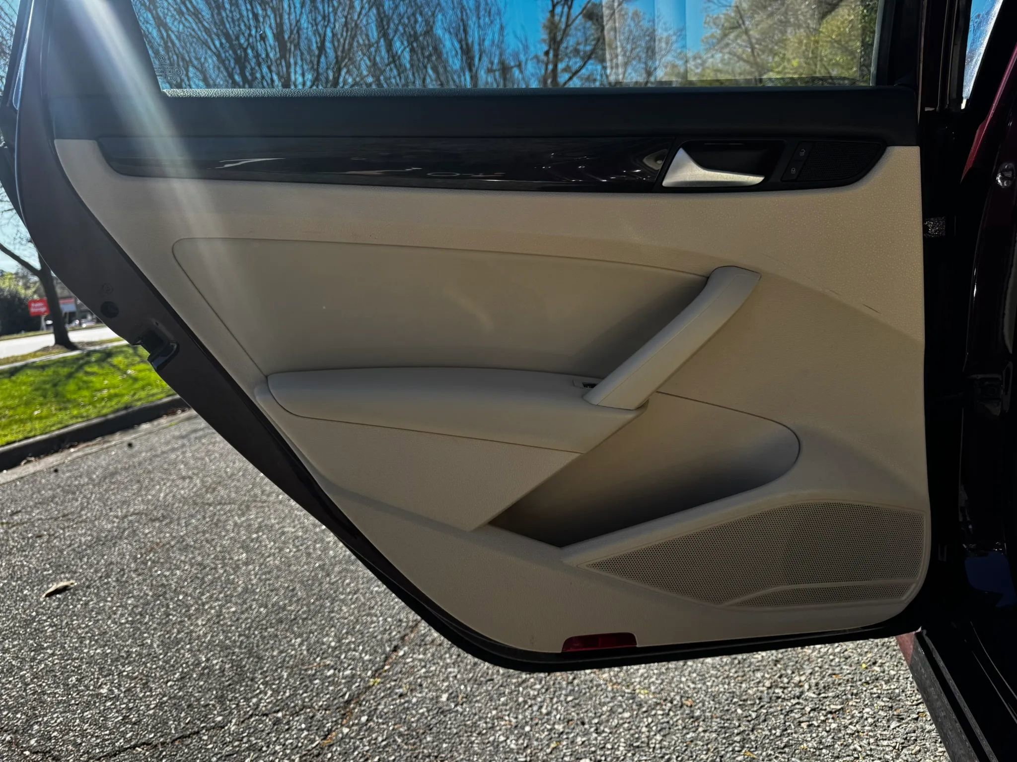 Used 2014 Volkswagen Passat TDI SEL Premium image 11