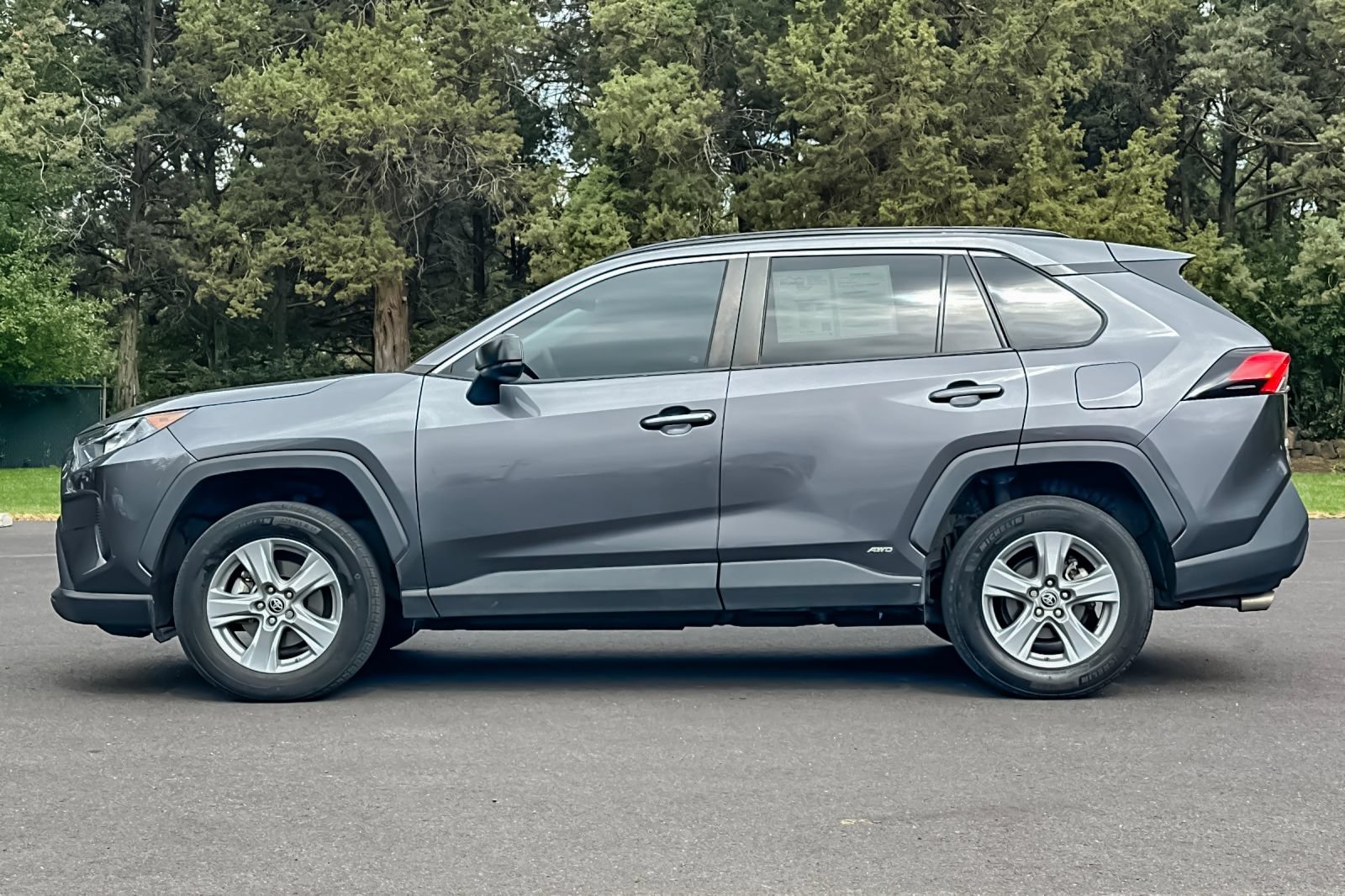 Used 2022 Toyota RAV4 LE AWD/4WD image 8