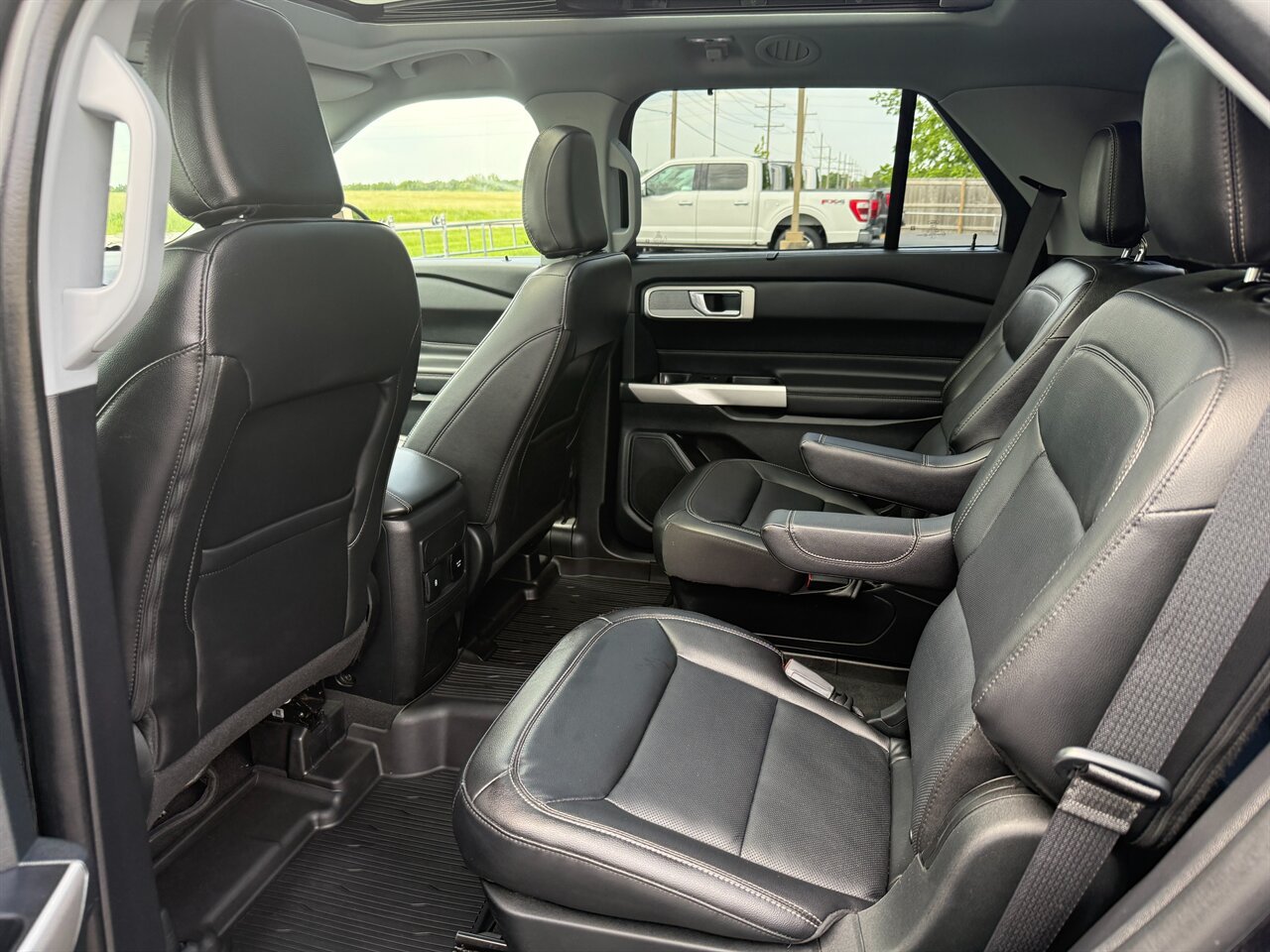 Used 2022 Ford Explorer Limited w/ Class IV Trailer Tow Package AWD/4WD image 11