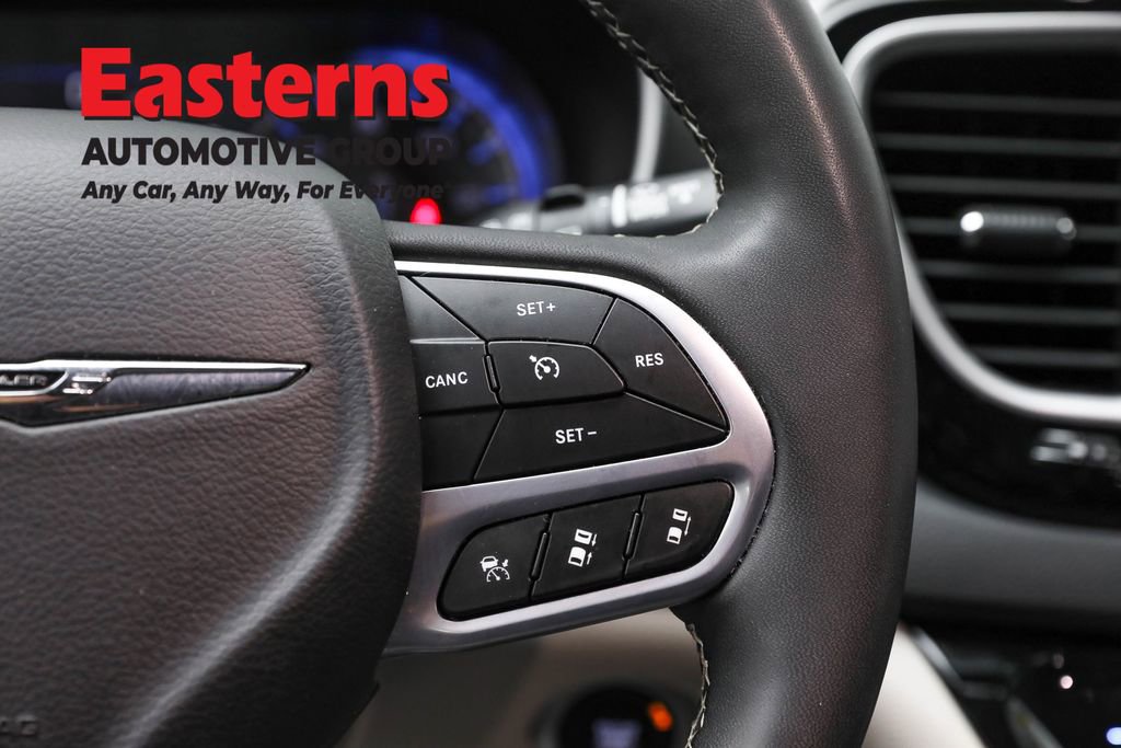 Used 2023 Chrysler Pacifica Touring-L FWD image 16