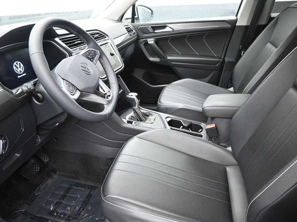 Used 2024 Volkswagen Tiguan SE FWD image 11
