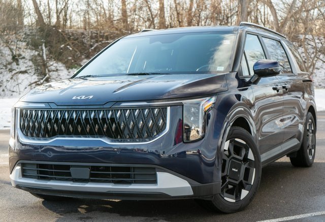 Used 2025 Kia Carnival EX image 1