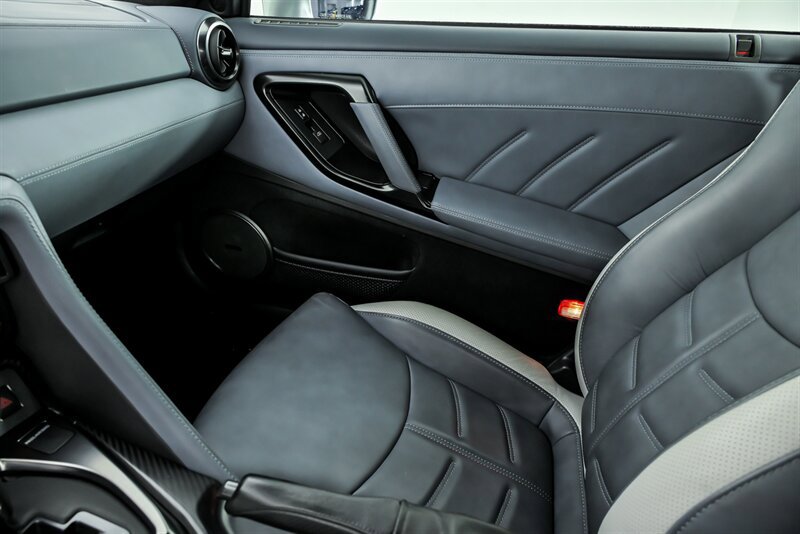 Used 2020 Nissan GT-R Premium AWD/4WD image 39