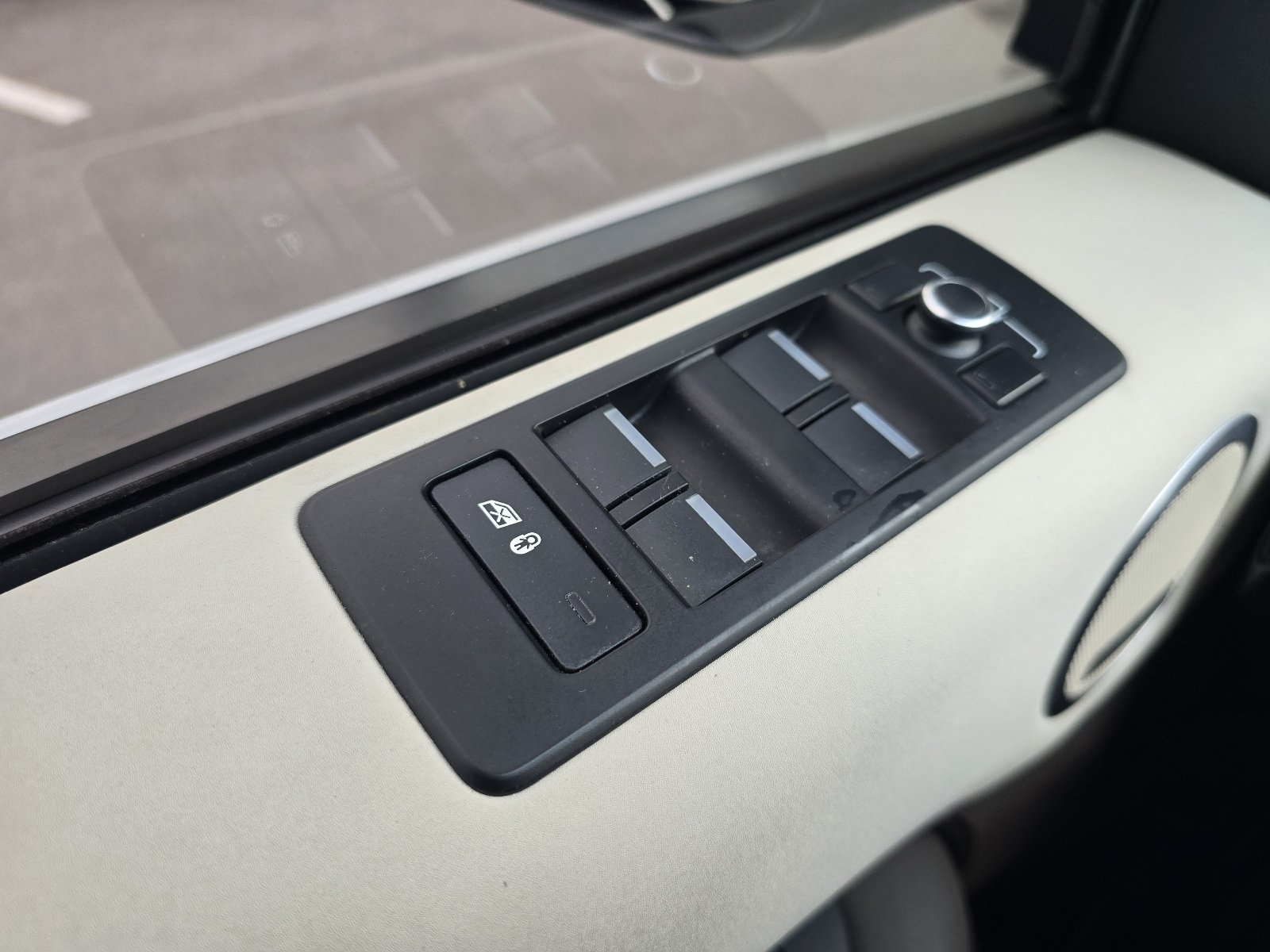 Used 2020 Land Rover Discovery HSE AWD/4WD image 22