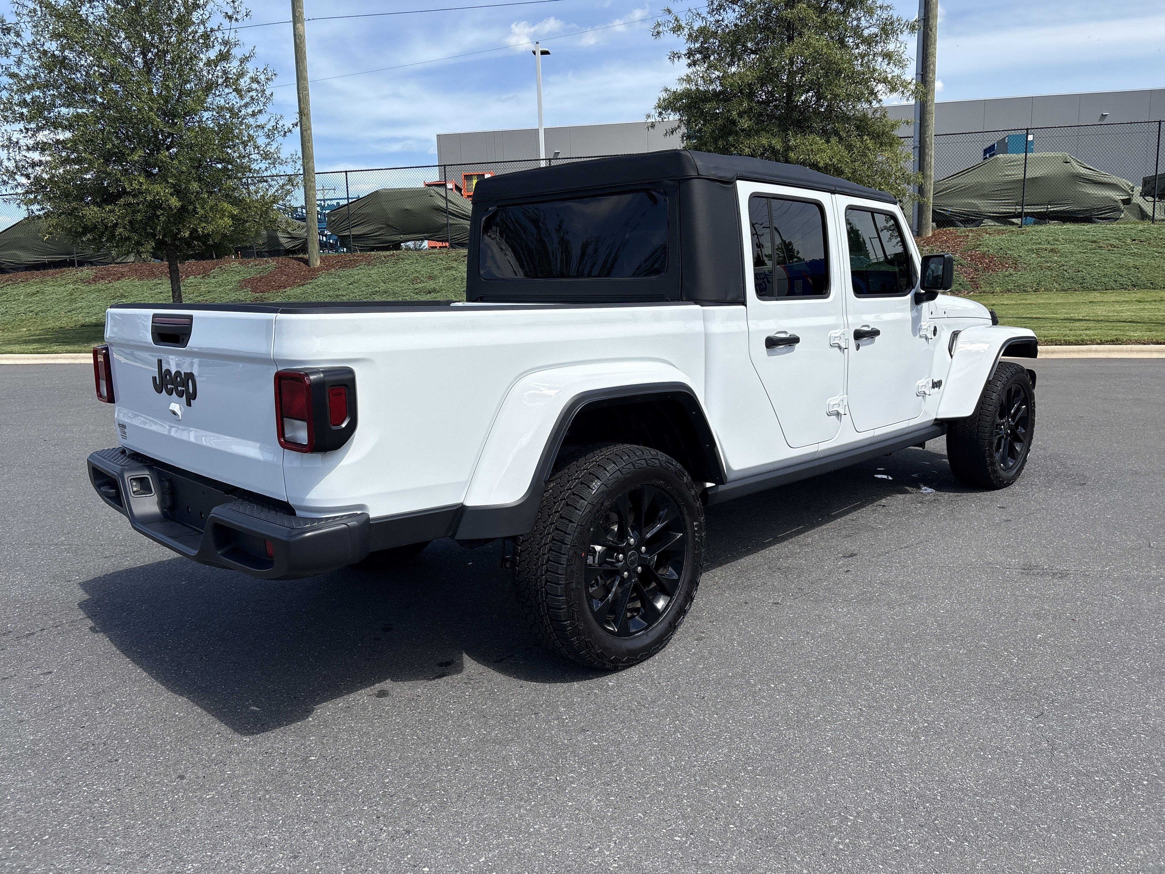 Used 2025 Jeep Gladiator Sport AWD/4WD image 9