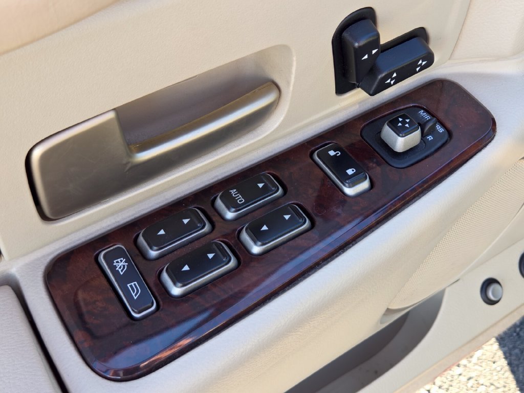 Used 2006 Lincoln Town Car Signature RWD image 22