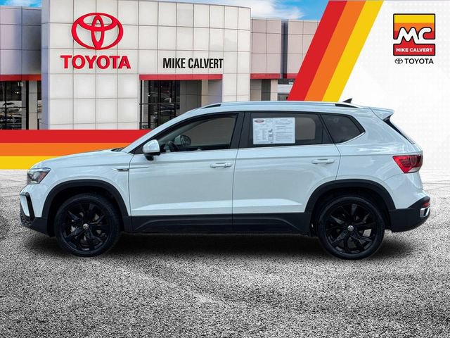 Used 2024 Volkswagen Taos SE w/ Panoramic Sunroof Package FWD image 2