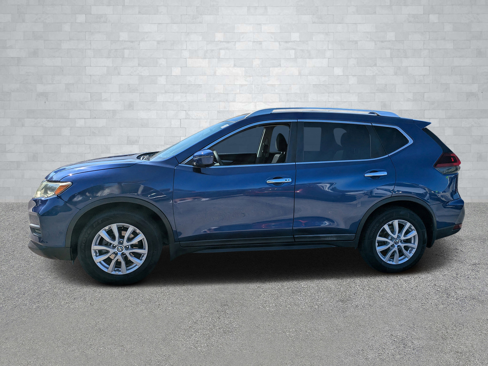 Used 2018 Nissan Rogue SV image 8