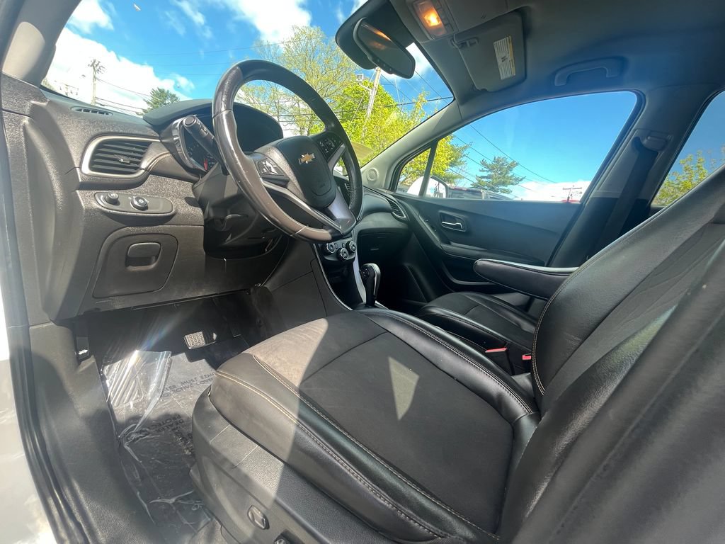 Used 2017 Chevrolet Trax LT w/ LT Convenience Package AWD/4WD image 25