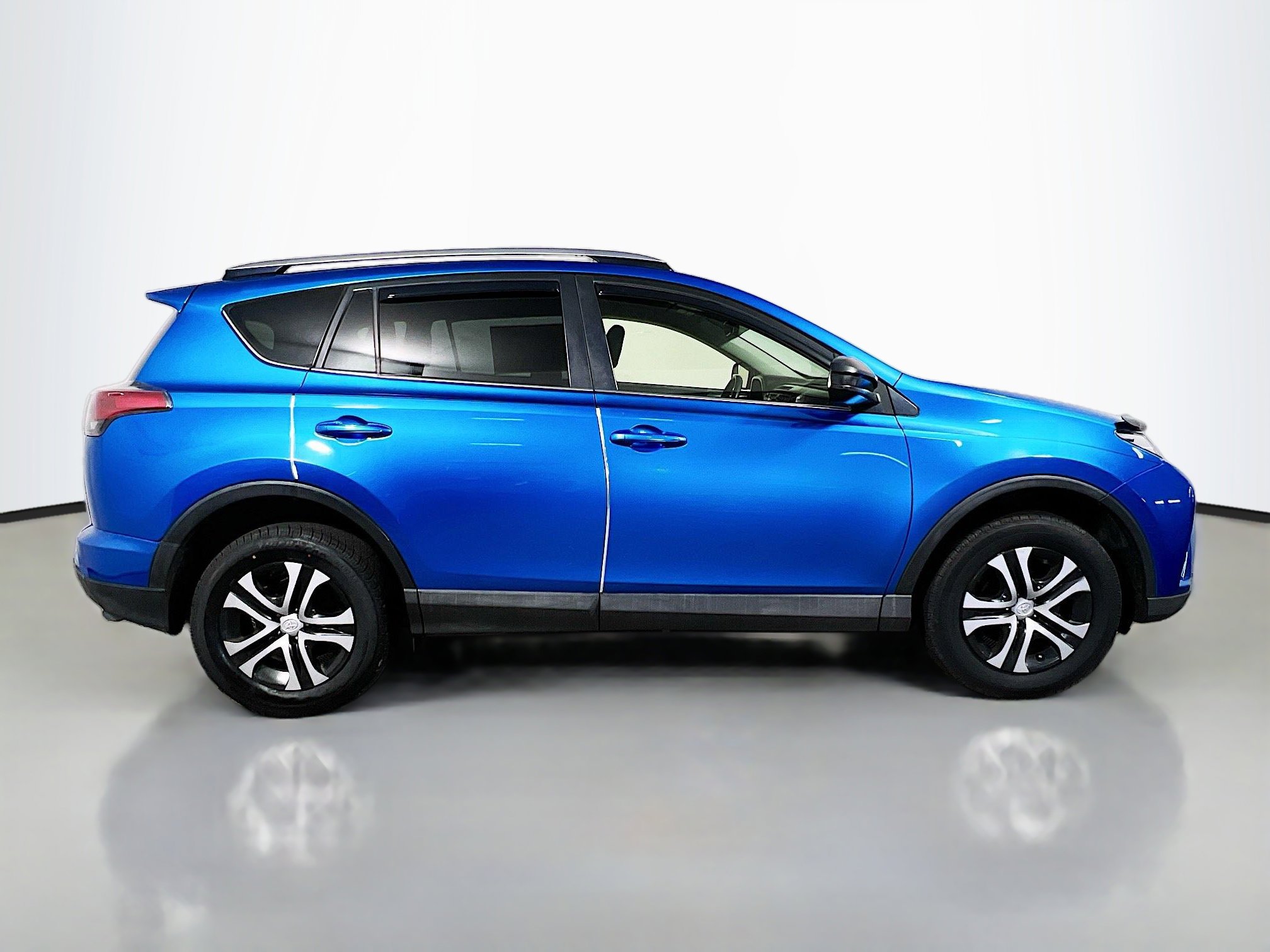 Used 2017 Toyota RAV4 LE FWD image 3