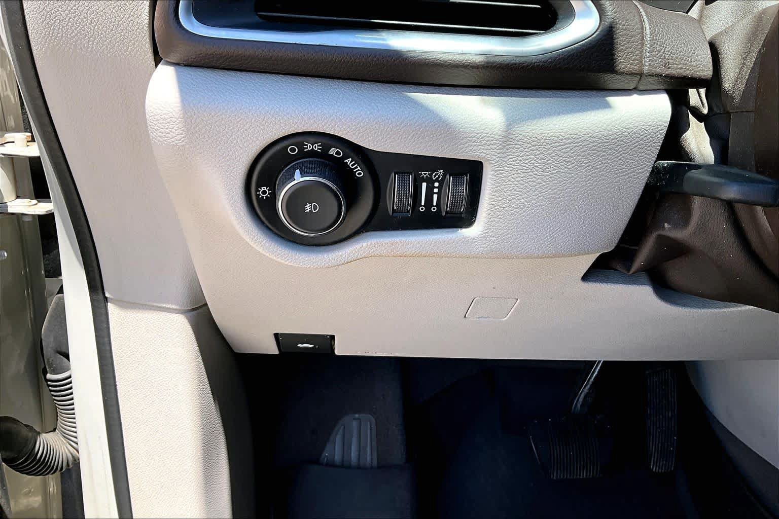 Used 2017 Chrysler Pacifica Touring-L Plus FWD image 32