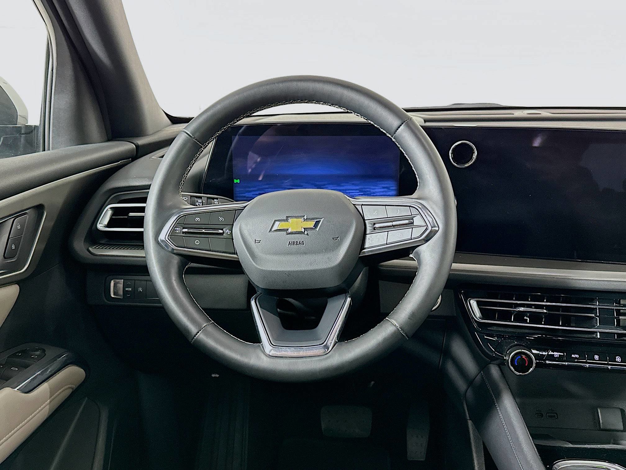 Used 2025 Chevrolet Traverse LT image 18