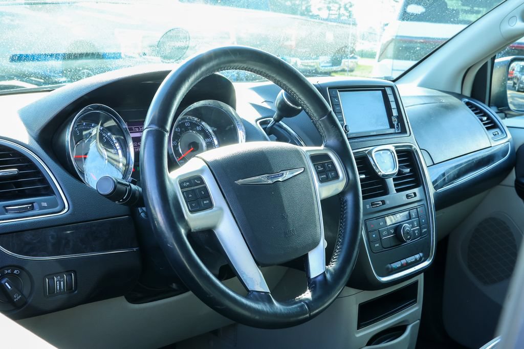 Used 2014 Chrysler Town & Country Touring FWD image 29