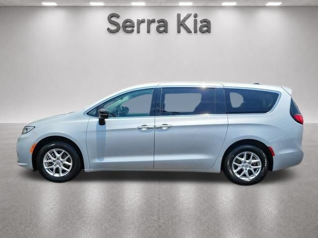 Used 2024 Chrysler Pacifica Touring-L FWD image 2