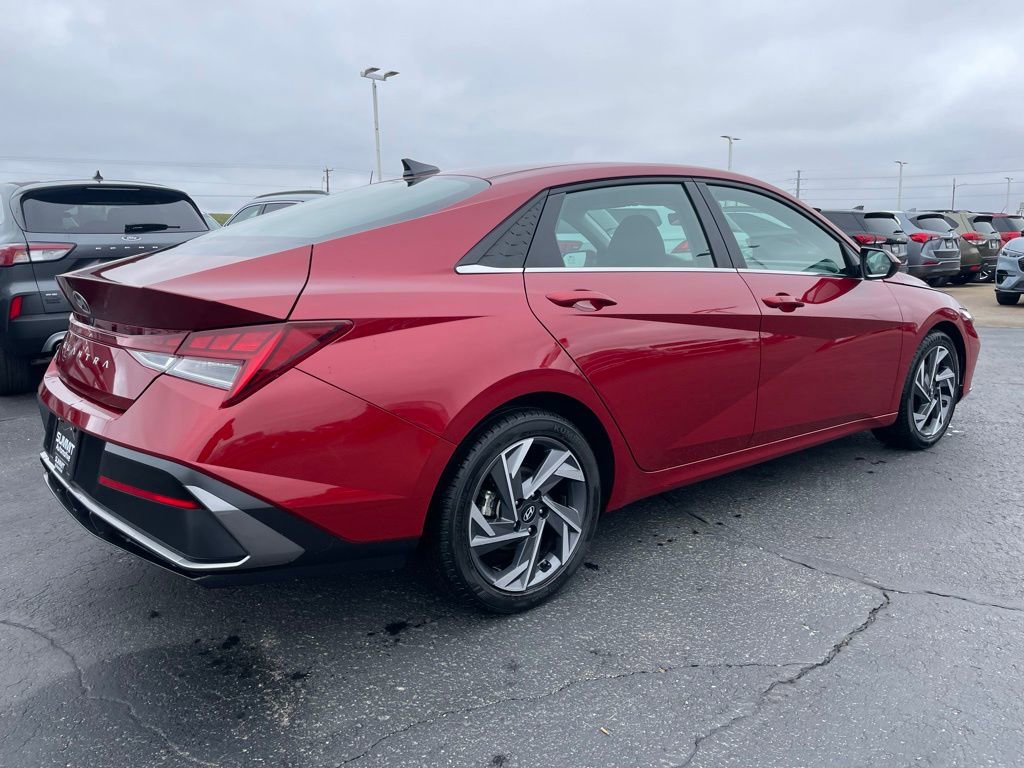 Used 2025 Hyundai Elantra SEL FWD image 4