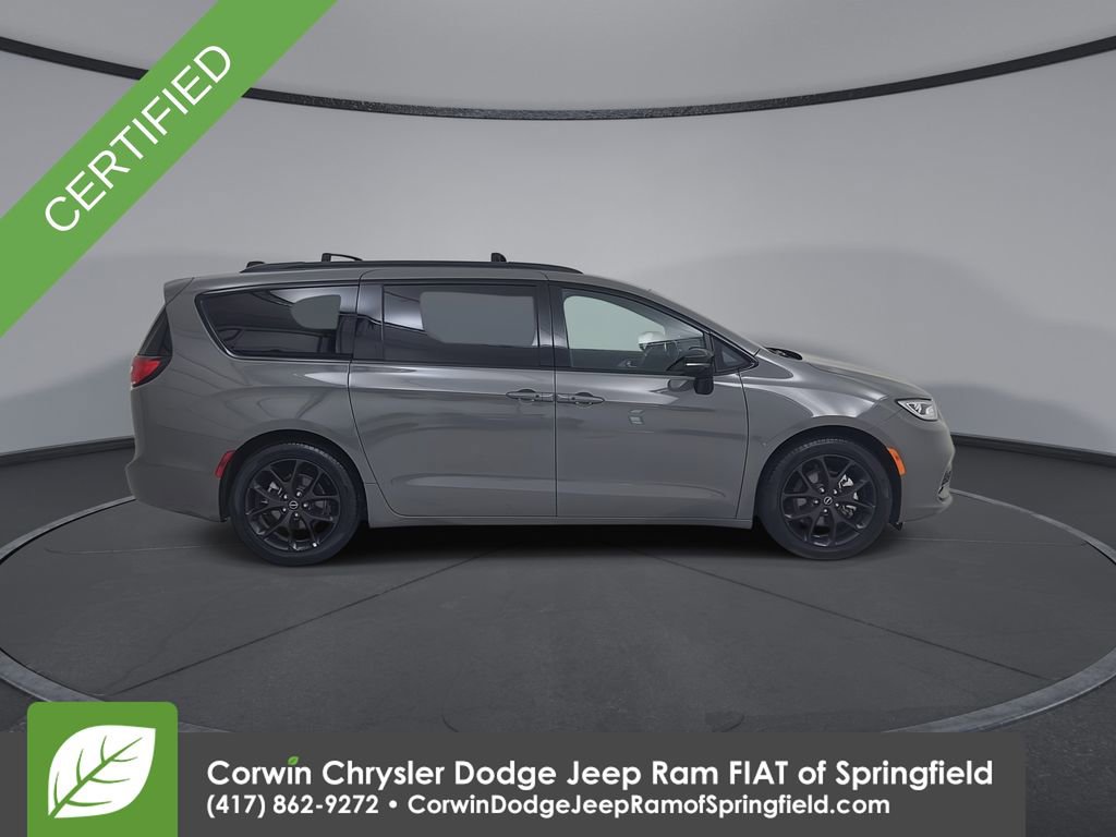 Certified 2025 Chrysler Pacifica Limited image 17