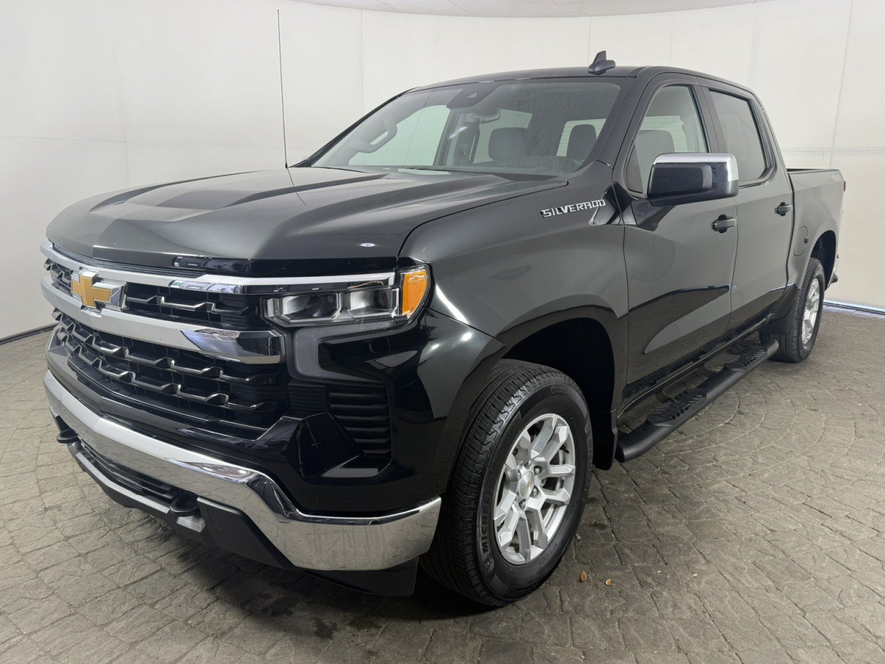 Used 2024 Chevrolet Silverado 1500 LT AWD/4WD image 3