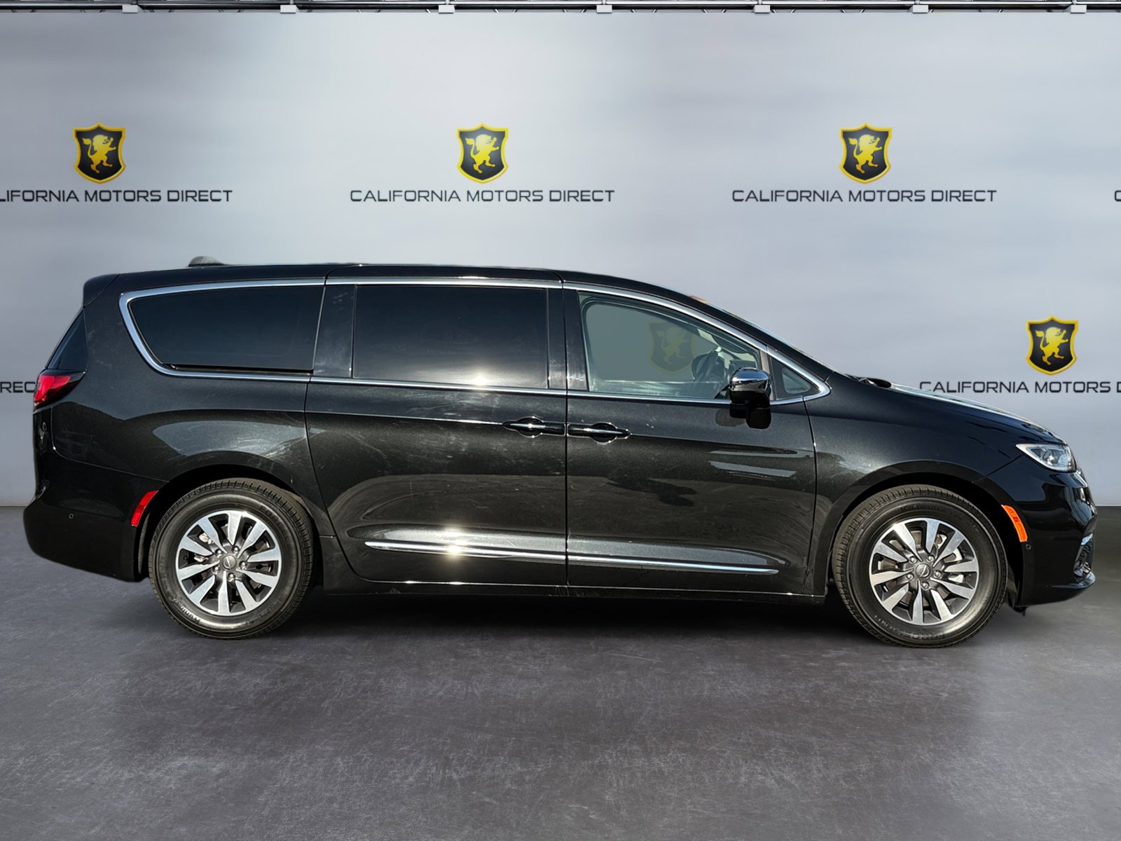 Used 2022 Chrysler Pacifica Limited w/ Uconnect Theater Family Group FWD image 6