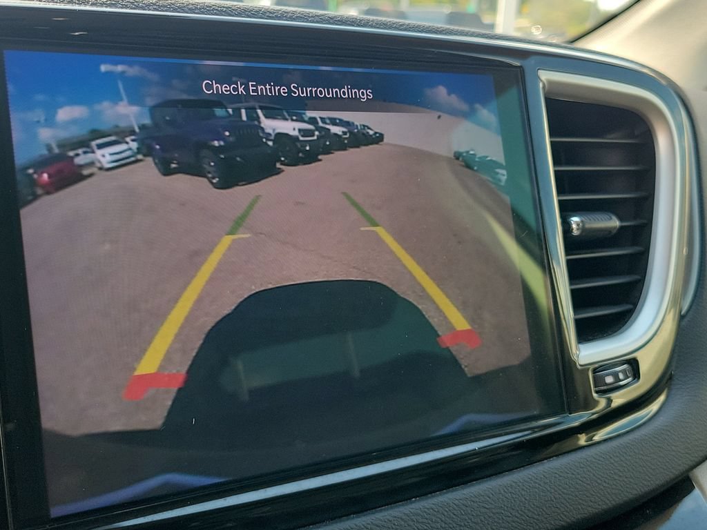 Used 2023 Chrysler Pacifica Touring-L FWD image 29