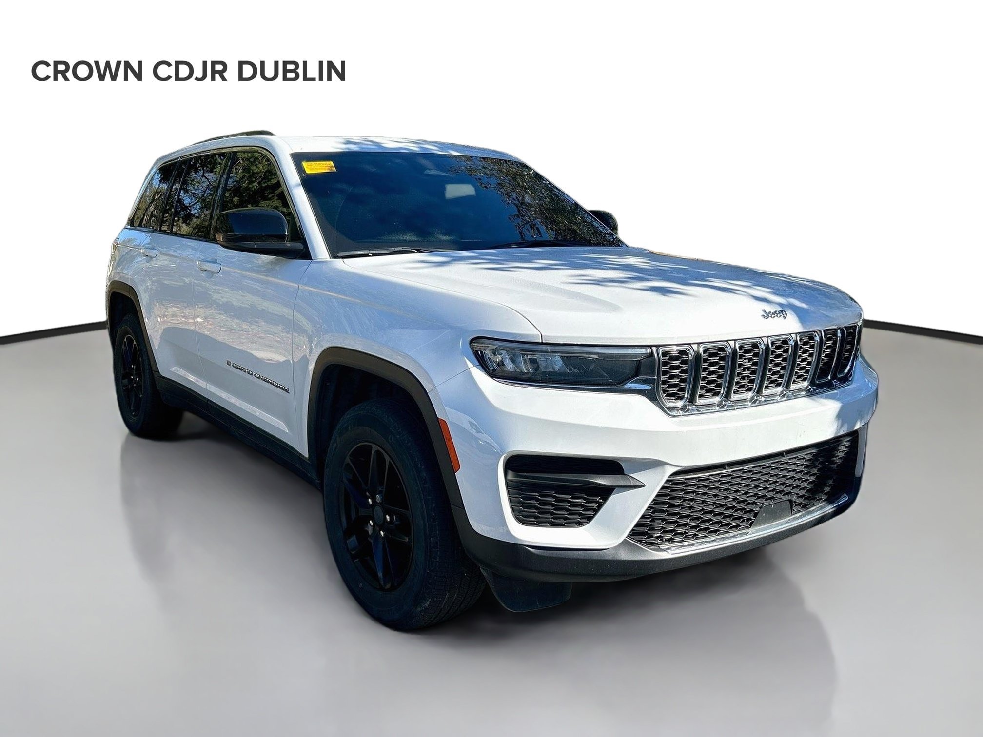 Used 2023 Jeep Grand Cherokee Laredo w/ Luxury Tech Group I AWD/4WD image 1