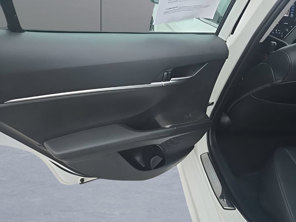 Used 2023 Toyota Camry SE FWD image 10