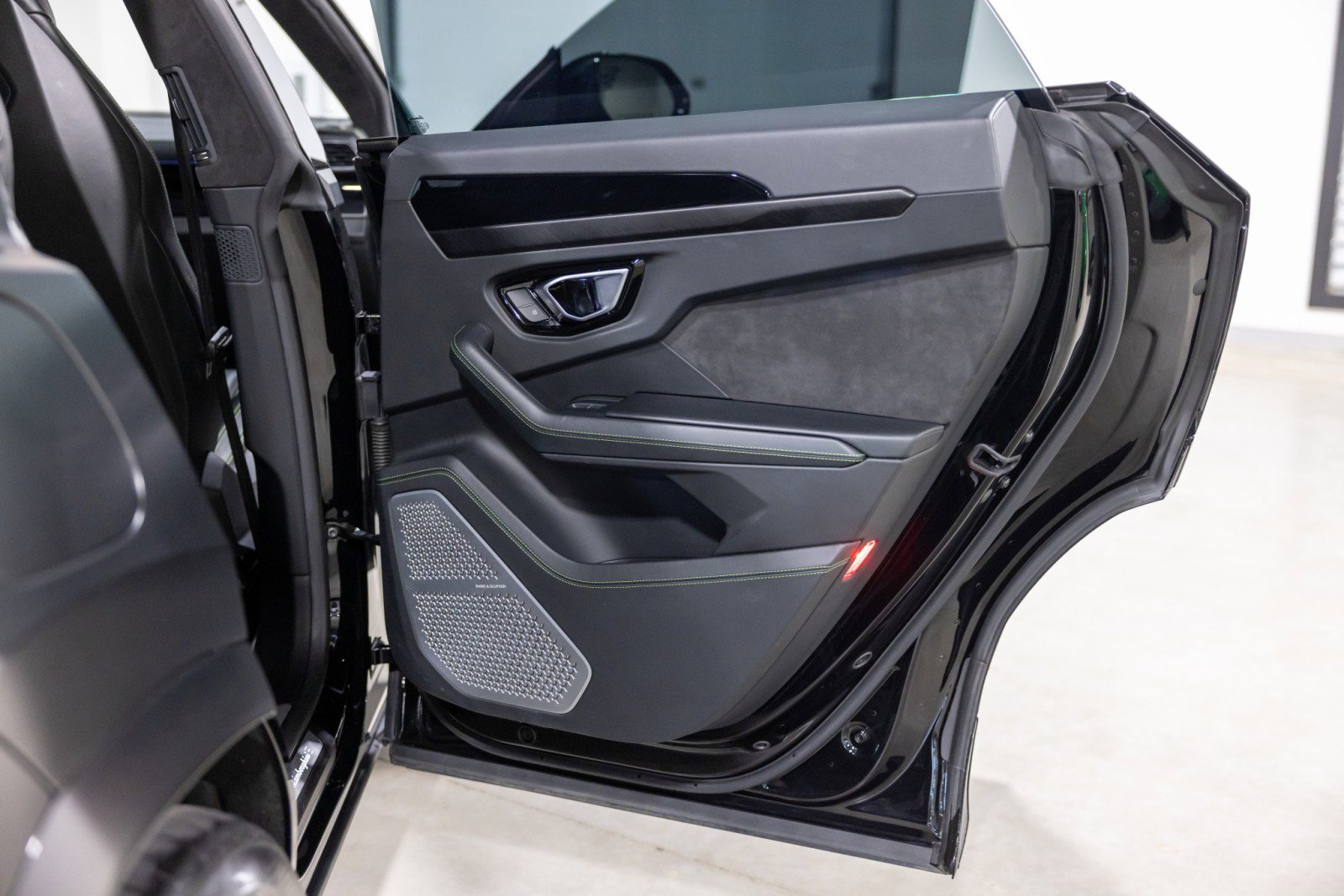 Used 2022 Lamborghini Urus image 27