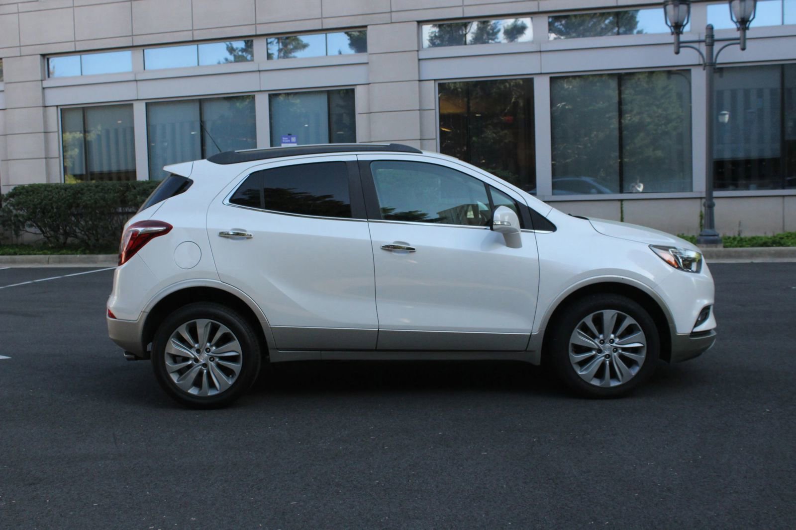 Used 2018 Buick Encore Essence image 6
