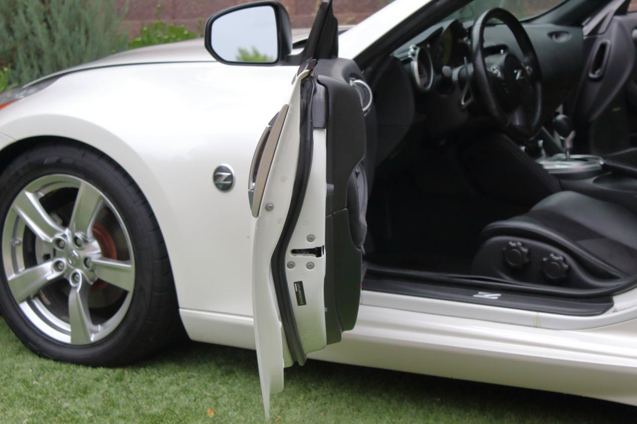 Used 2009 Nissan 370Z Touring RWD image 41